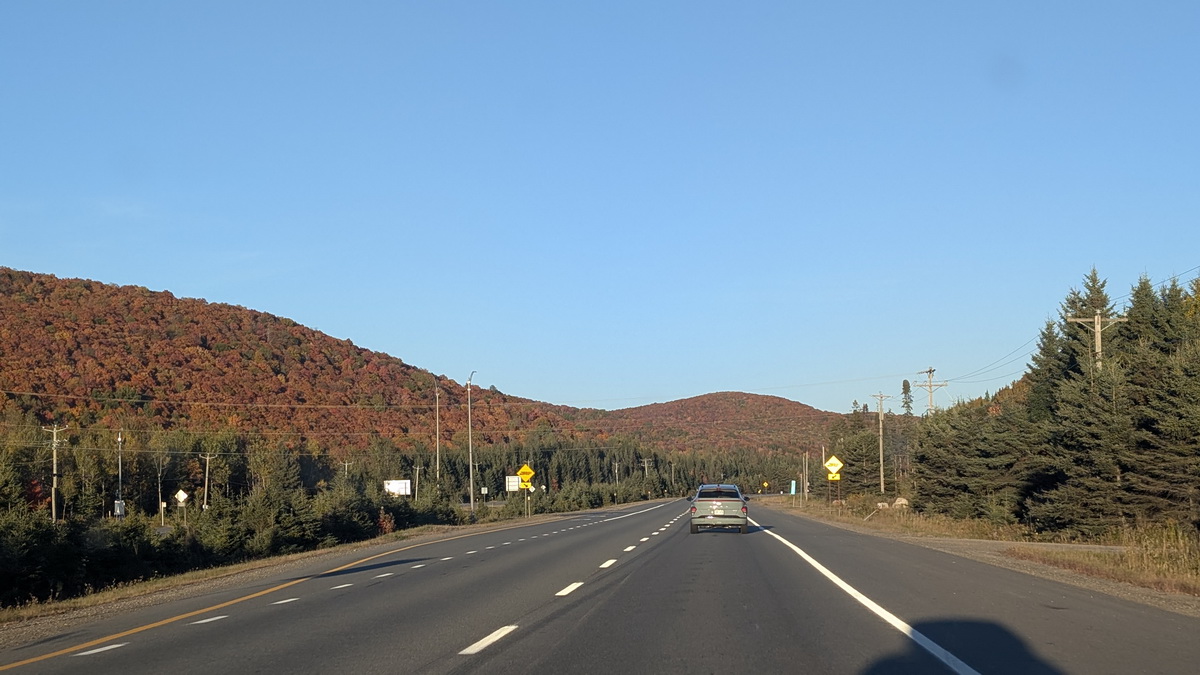 Les érables rouges en automne, route des Laurentides, Québec, Canada